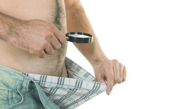 Un uomo si guarda nelle mutande e pensa all'ingrandimento del pene con la limonata